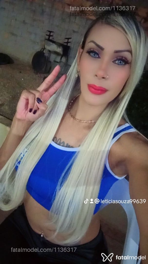 Acompanhante travesti com cabelo colorido de olhos cinza em Primavera do Leste Acompanhante travesti com cabelo colorido de olhos cinza em Primavera do Leste - Lettys