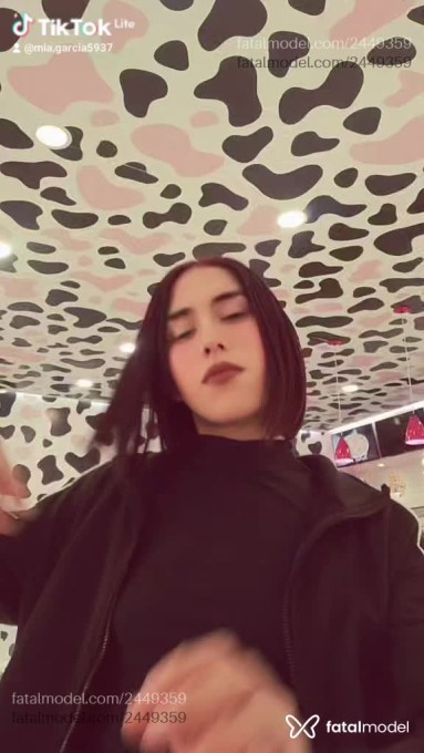 Acompanhante não-binário com cabelo colorido de olhos pretos - Stephanie