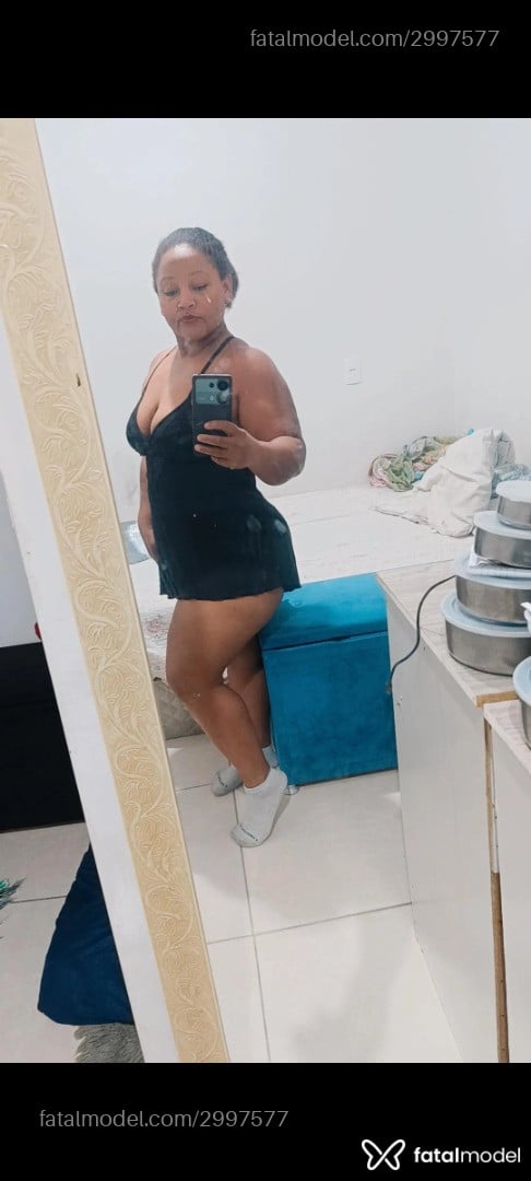 Acompanhante mulher morena (o) de olhos pretos - Janna