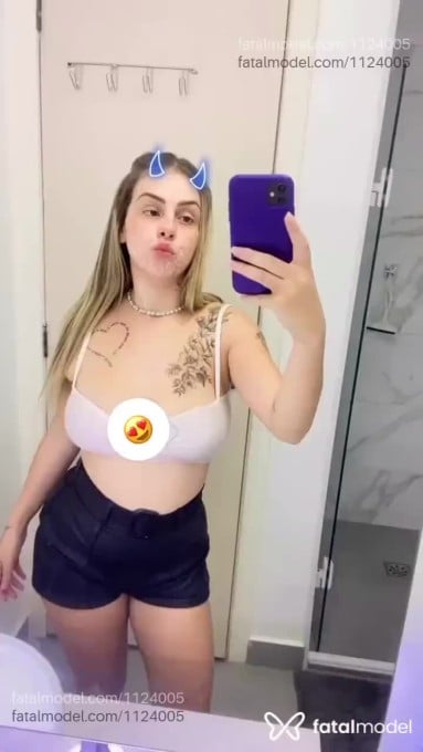 Acompanhante mulher loira (o) de olhos castanhos - Jheni
