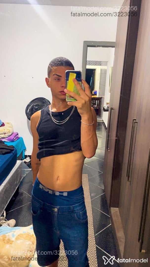 Acompanhante homem com cabelo castanho de olhos castanhos - Versao Braba