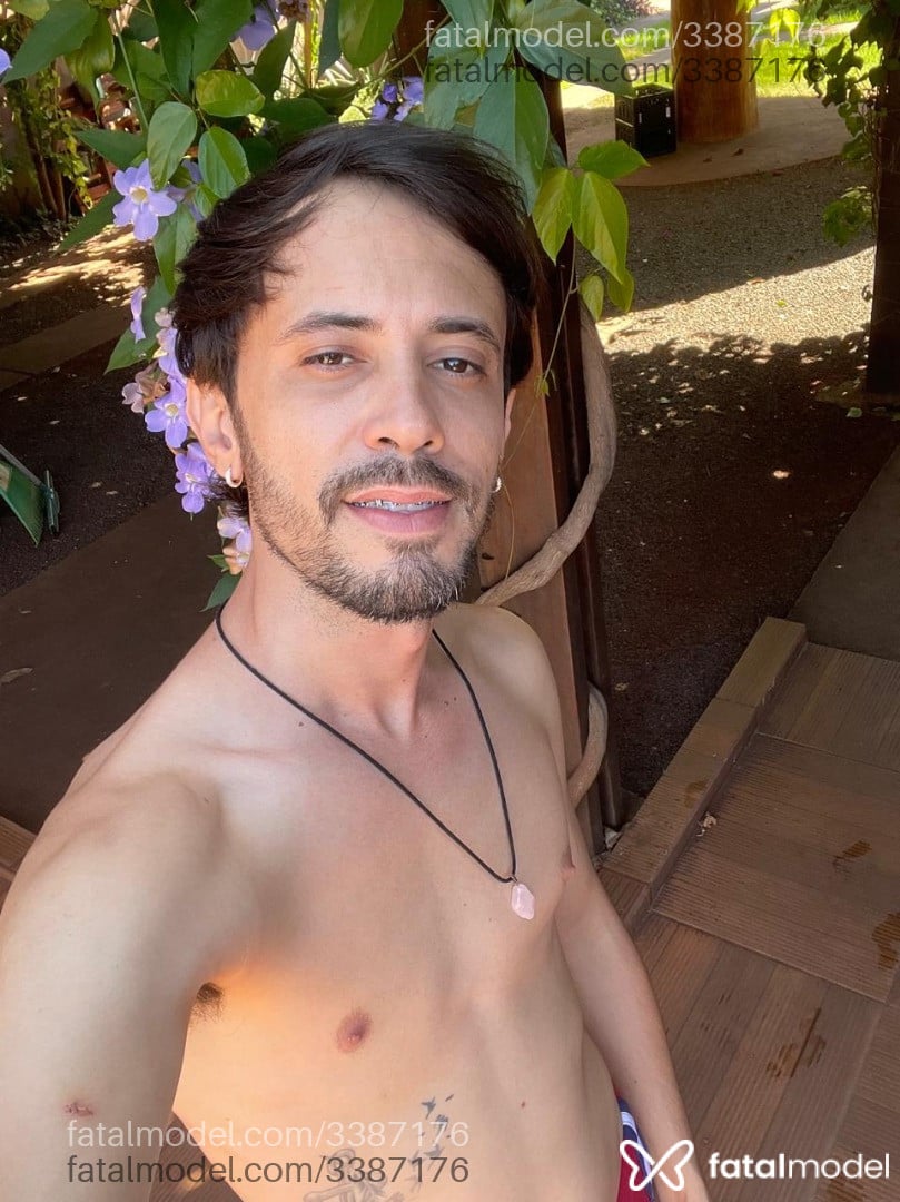 Acompanhante homem com cabelo castanho de olhos castanhos em Iturama - Henry