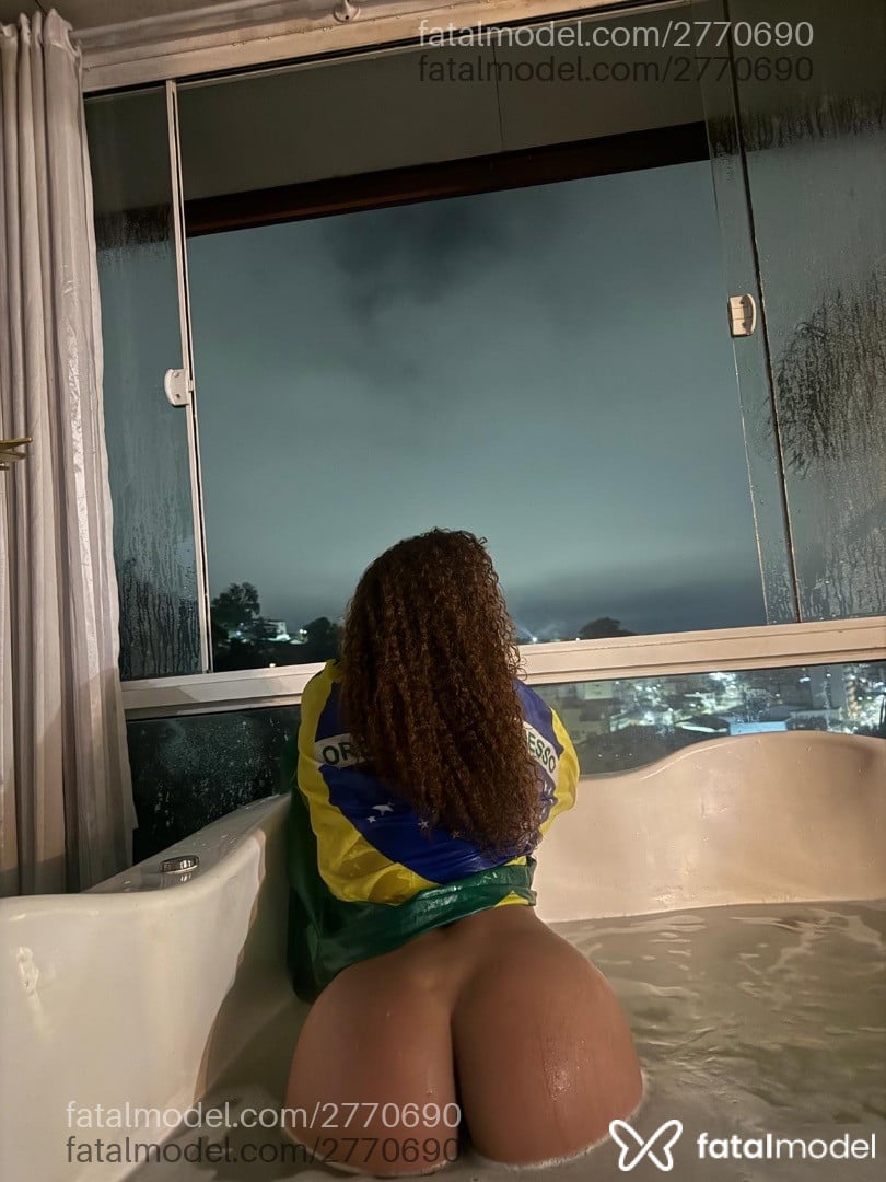 Acompanhante mulher morena (o) de olhos castanhos - Bombomzinha