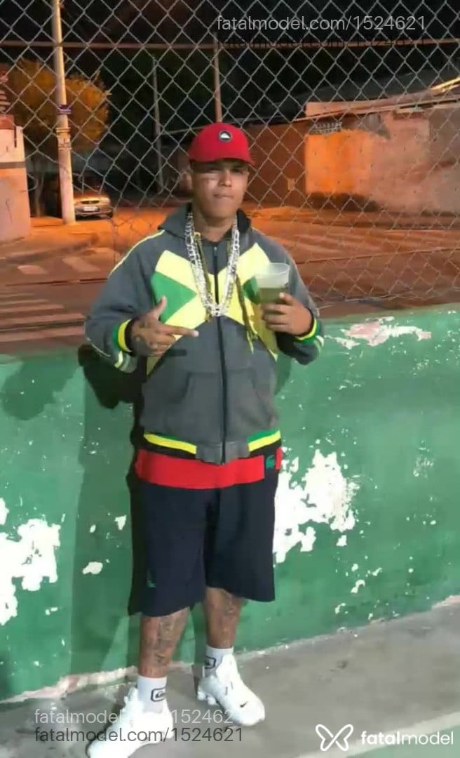 Acompanhante homem com cabelo castanho de olhos castanhos em Taubaté - João