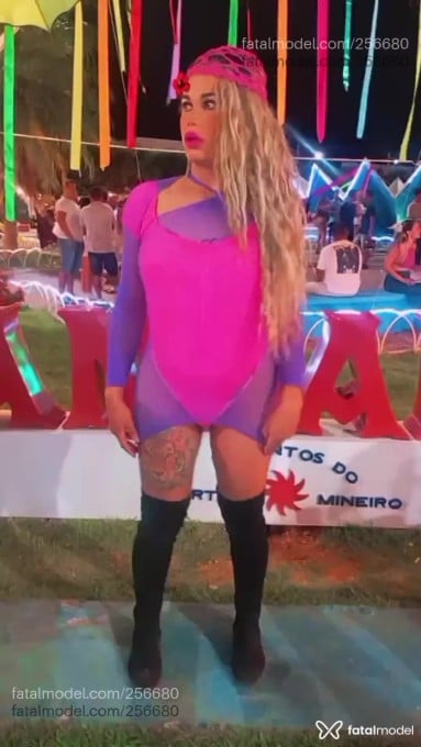 Acompanhante mulher trans loira (o) de olhos castanhos - Meirielly Piu Piu