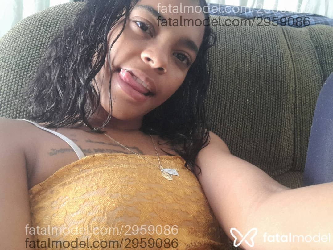 Acompanhante mulher morena (o) de olhos castanhos - Mia Khalí Cubana