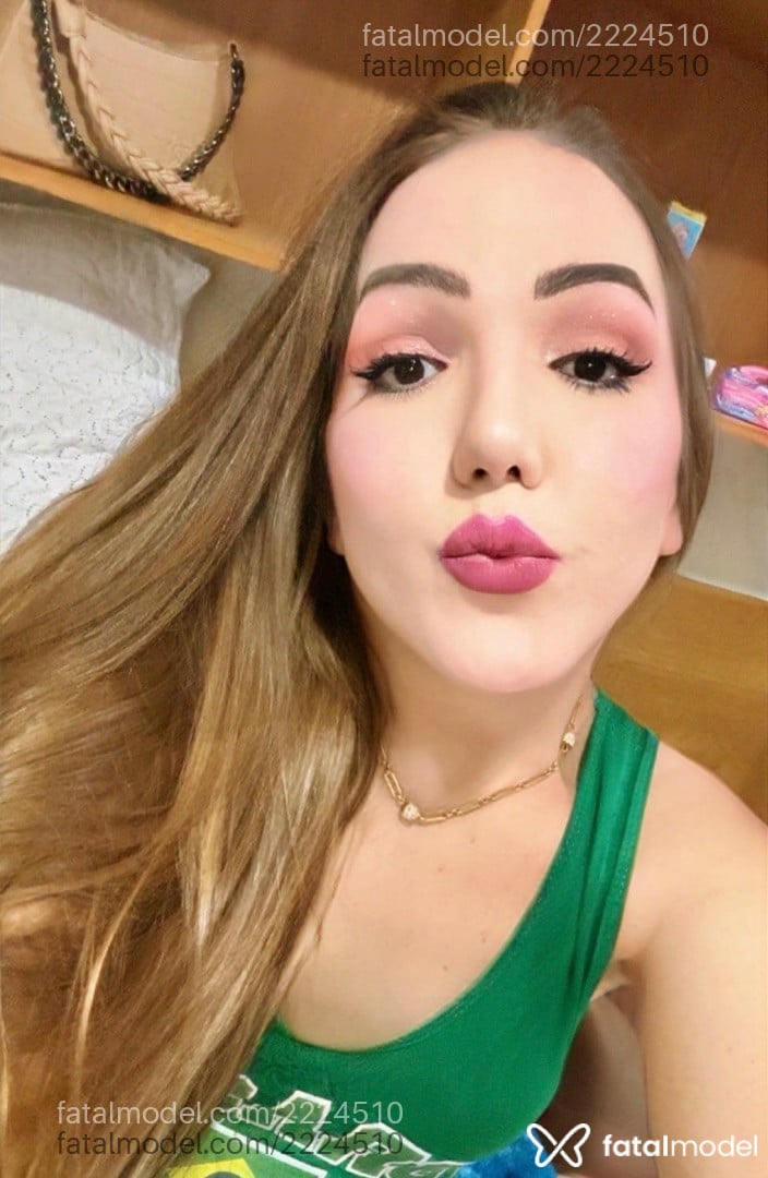 Acompanhante mulher trans com cabelo castanho de olhos pretos em São Paulo - Karla