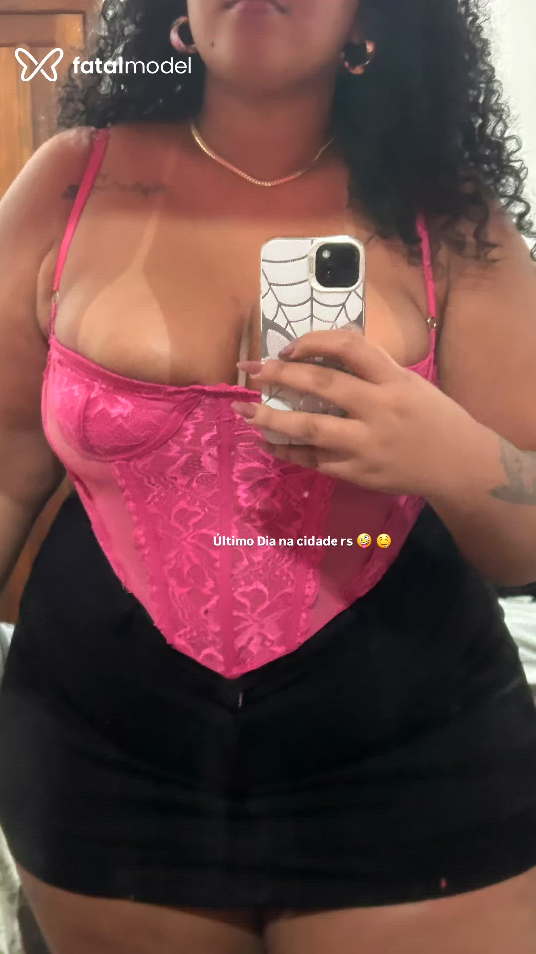 Acompanhante mulher morena (o) de olhos pretos - Ursula