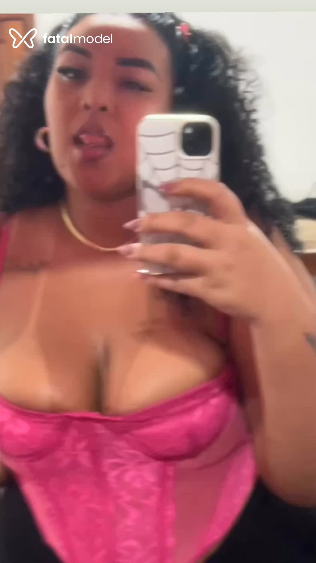 Acompanhante mulher morena (o) de olhos pretos - Ursula