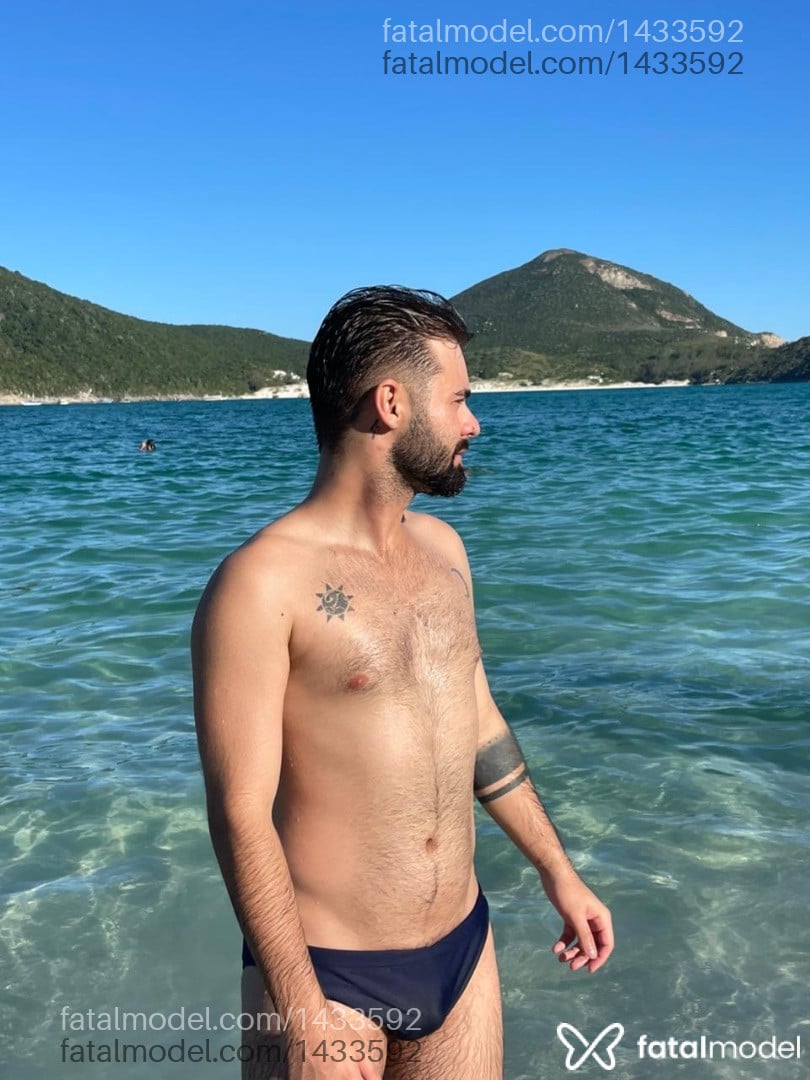 Acompanhante homem com cabelo castanho de olhos mel em Cabo Frio Acompanhante homem com cabelo castanho de olhos mel em Cabo Frio - Mineiro