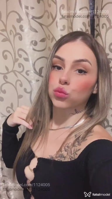 Acompanhante mulher loira (o) de olhos castanhos - Jheni