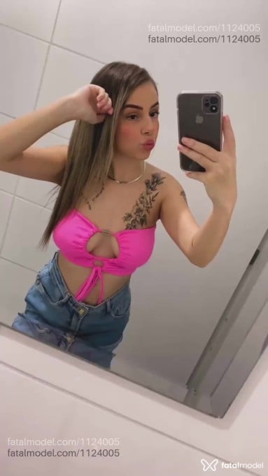 Acompanhante mulher loira (o) de olhos castanhos - Jheni