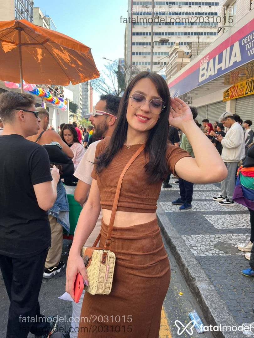 Acompanhante mulher trans com cabelo castanho de olhos verdes em Curitiba - Bruninha