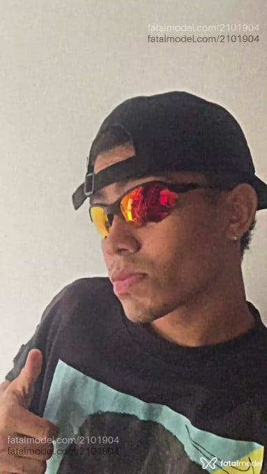 Acompanhante homem com cabelo castanho de olhos pretos - Jhunpa