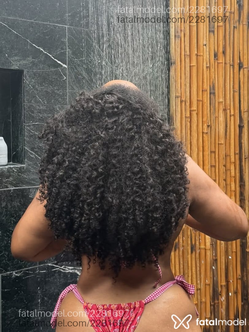 Acompanhante mulher morena (o) de olhos castanhos em Trindade - Naina