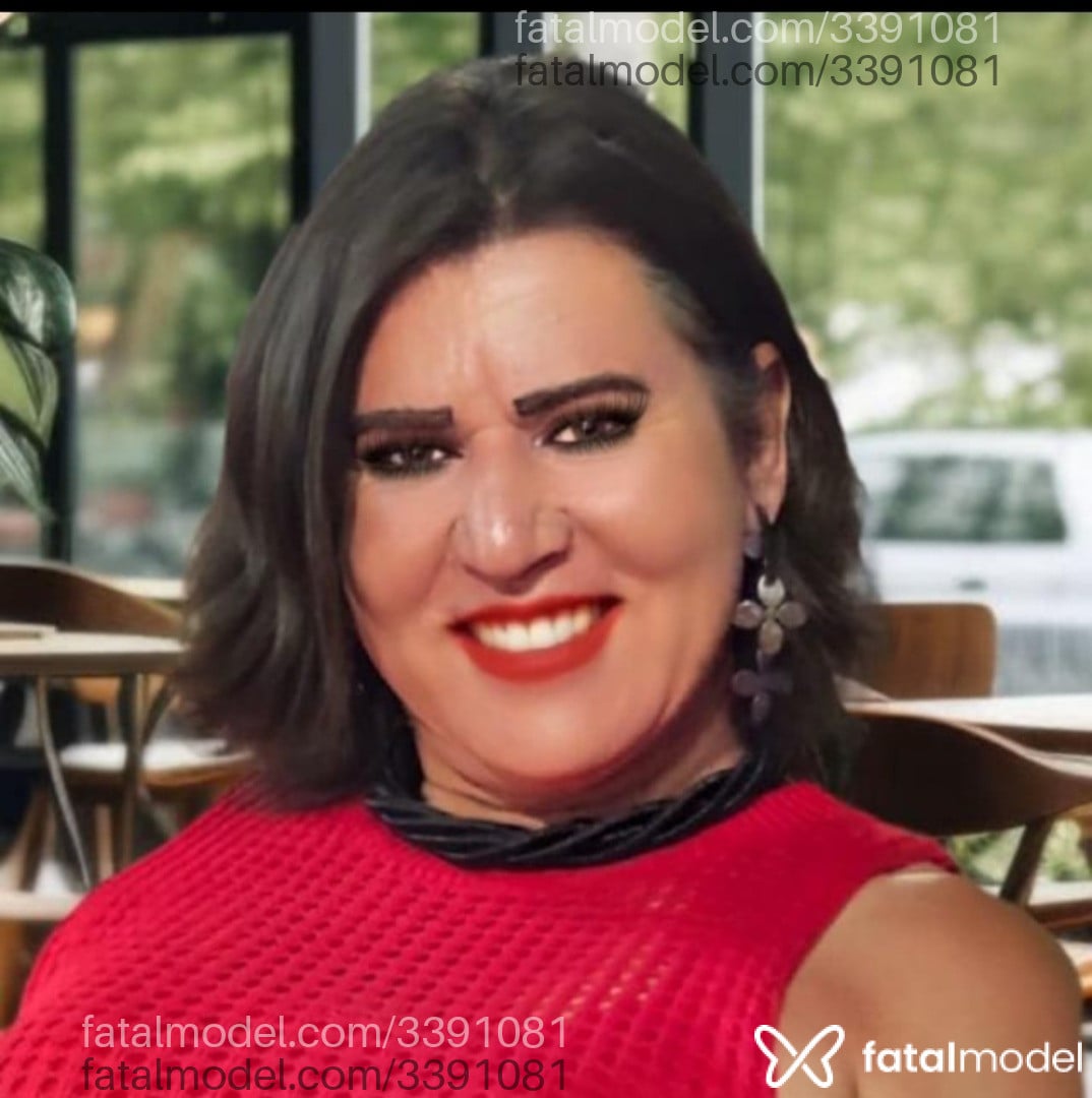 Acompanhante mulher trans com cabelo castanho de olhos verdes - Diana Lins