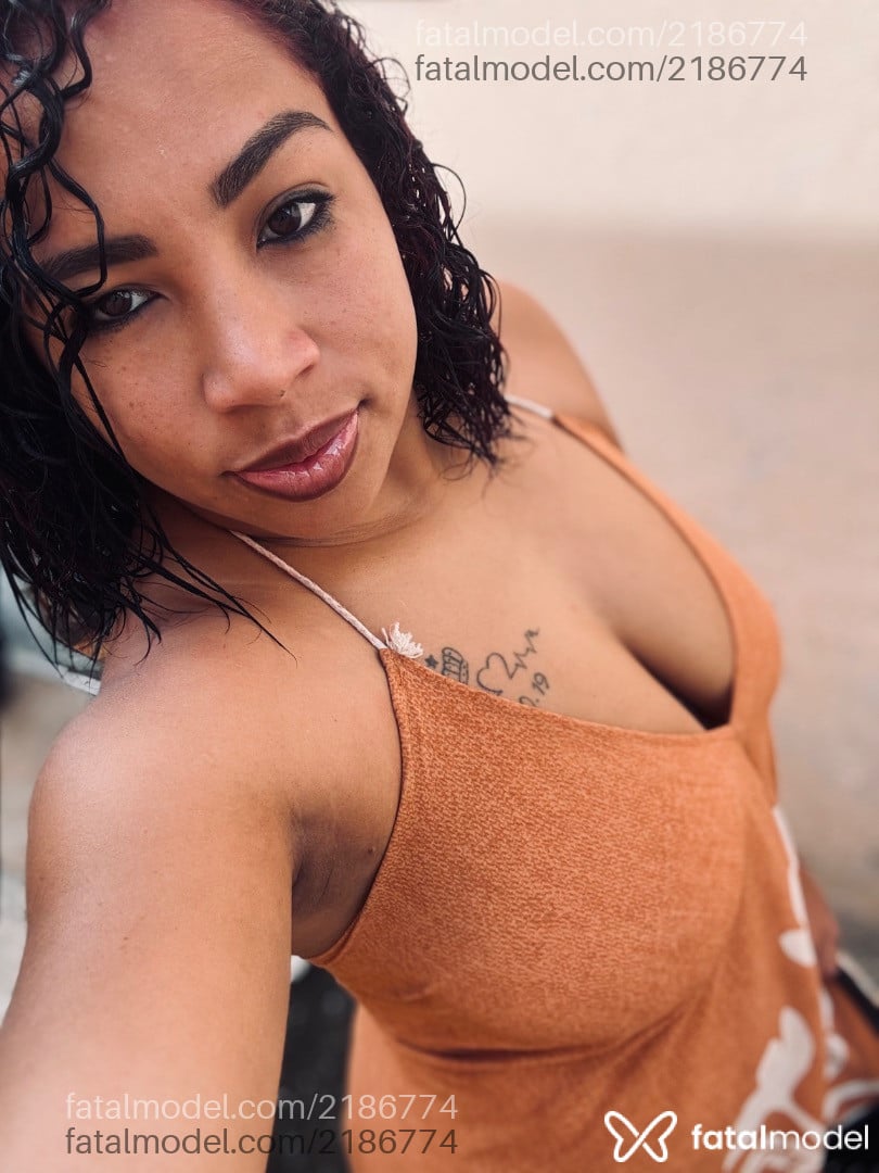 Acompanhante mulher ruiva (o) de olhos castanhos - Barbosa