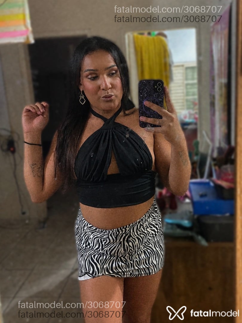 Acompanhante mulher trans com cabelo castanho de olhos castanhos em Ubatuba - Larah Melo