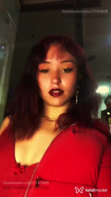 Acompanhante mulher com cabelo castanho de olhos mel - Cristyna Acompanhante mulher com cabelo castanho de olhos mel - Cristyna