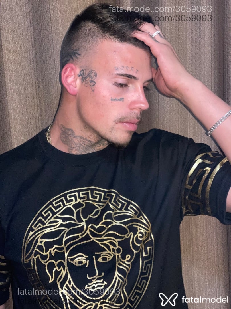 Acompanhante homem loira (o) de olhos verdes em Curitiba - Tatuadodotado