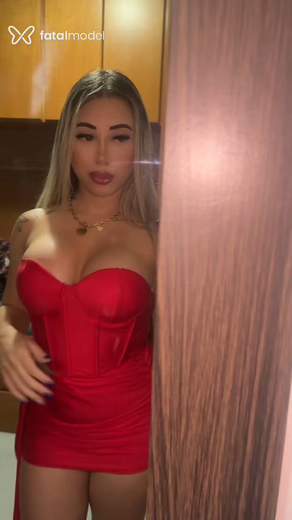 Acompanhante mulher loira (o) de olhos castanhos - Yara Muniz