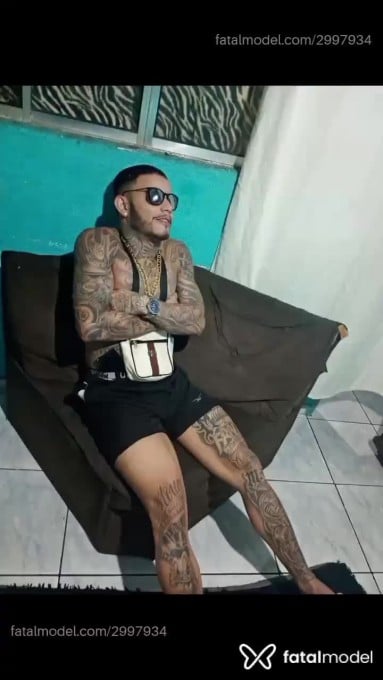 Acompanhante homem com cabelo castanho de olhos pretos - Vicente Filipe