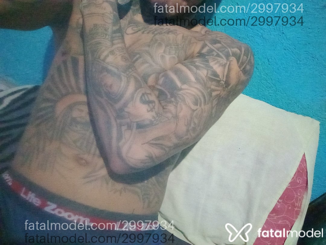 Acompanhante homem com cabelo castanho de olhos pretos - Vicente Filipe