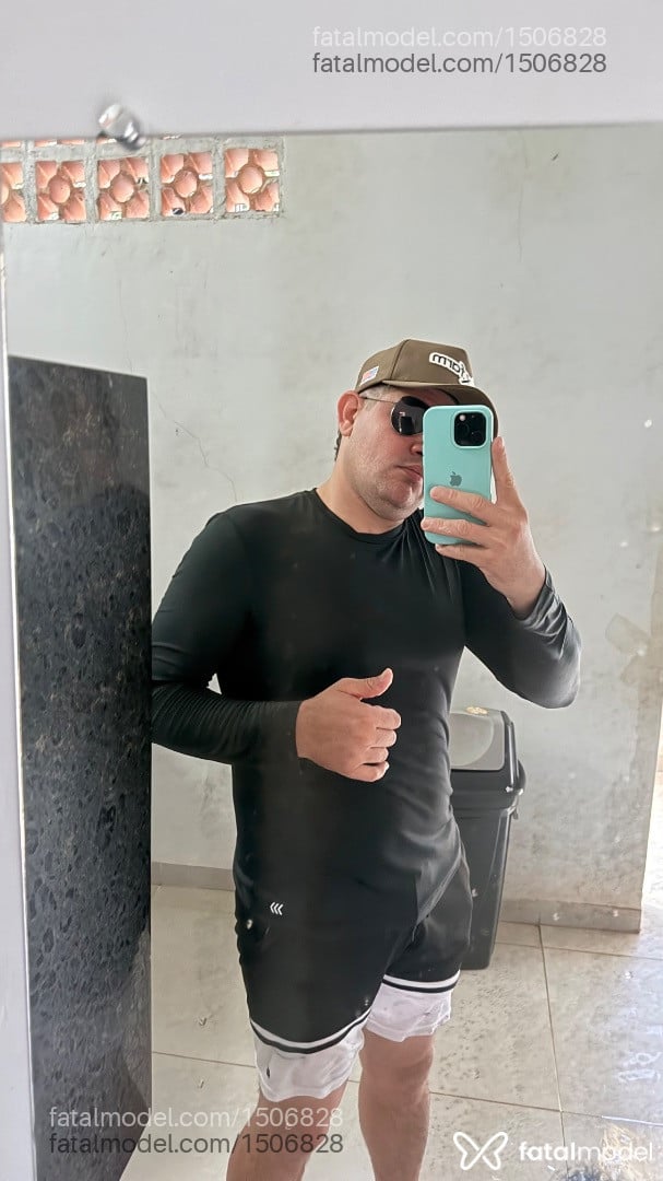 Acompanhante homem com cabelo castanho de olhos verdes em Rolim de Moura - Oliver Storm Ryan