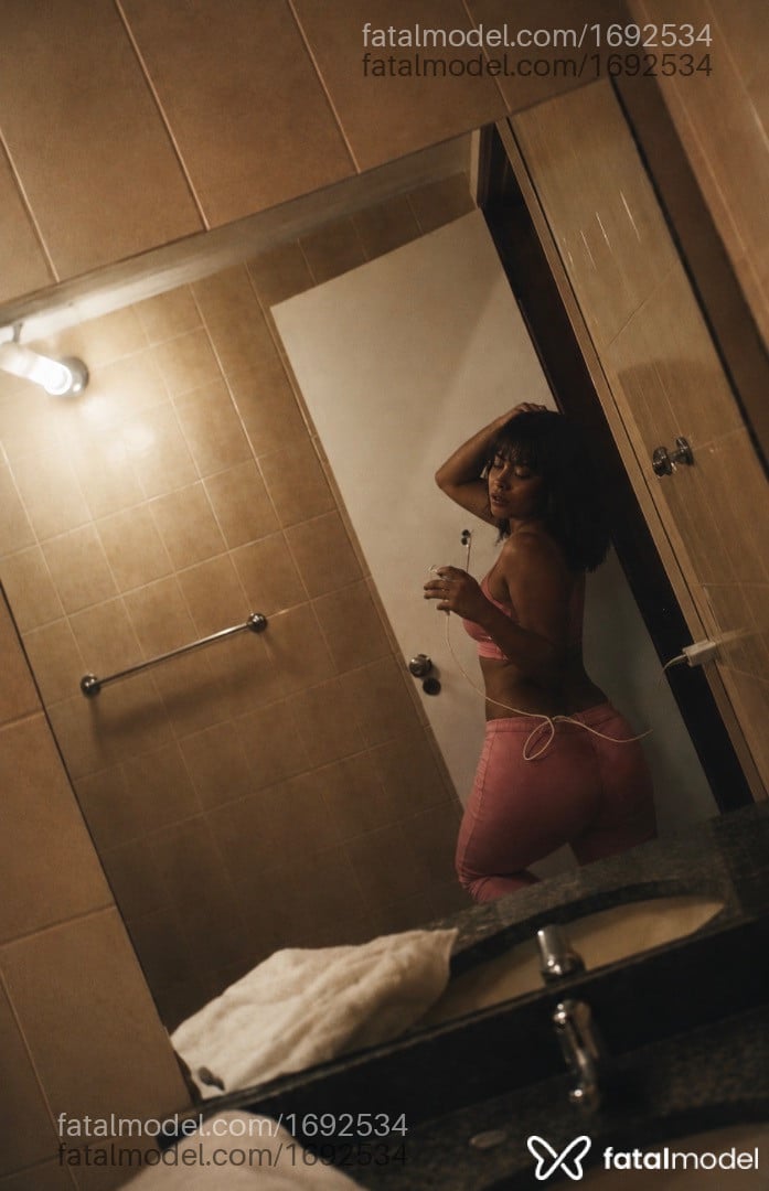 Acompanhante mulher morena (o) de olhos castanhos - Lara Costé Acompanhante mulher morena (o) de olhos castanhos - Lara Costé