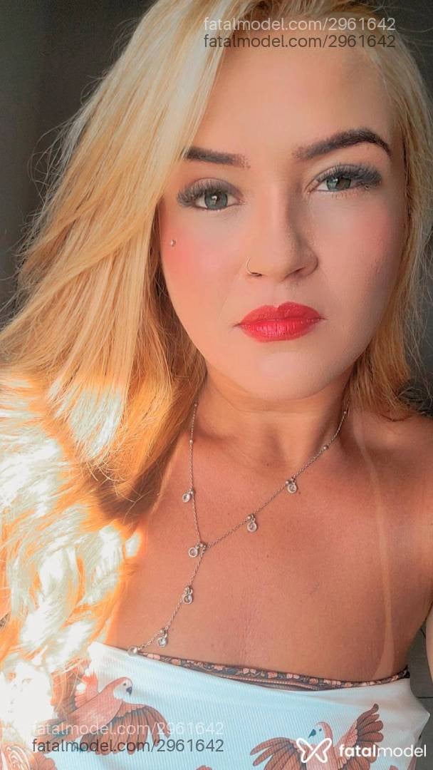 Acompanhante mulher loira (o) de olhos castanhos - Flavia