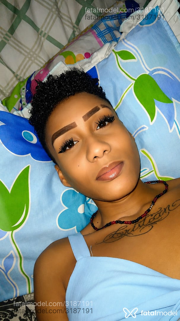 Acompanhante mulher com cabelo castanho de olhos castanhos em Canela - Ritali
