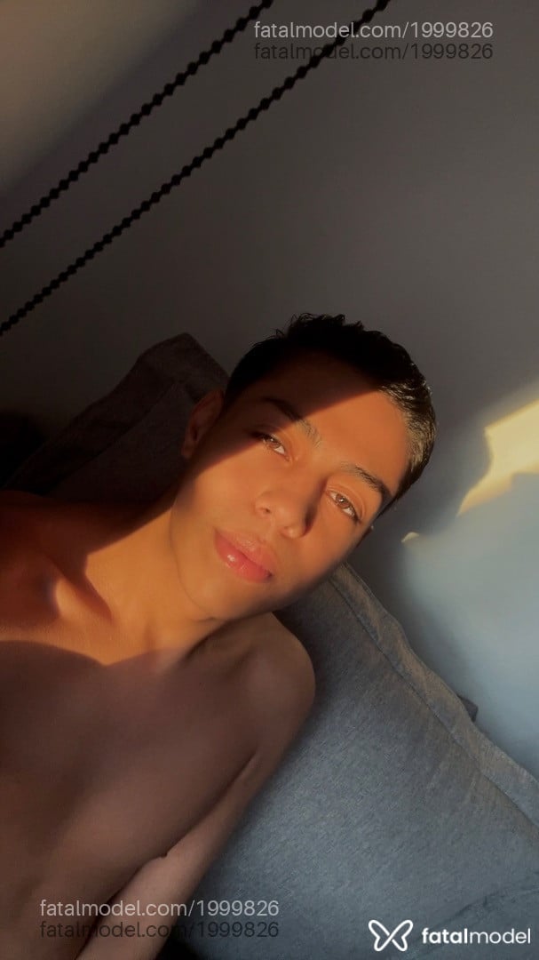 Acompanhante homem com cabelo castanho de olhos castanhos - Felipe