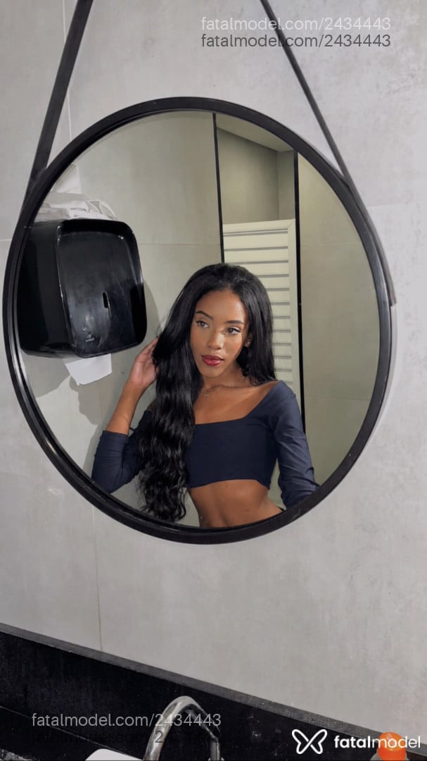 Acompanhante mulher morena (o) de olhos pretos - Malu