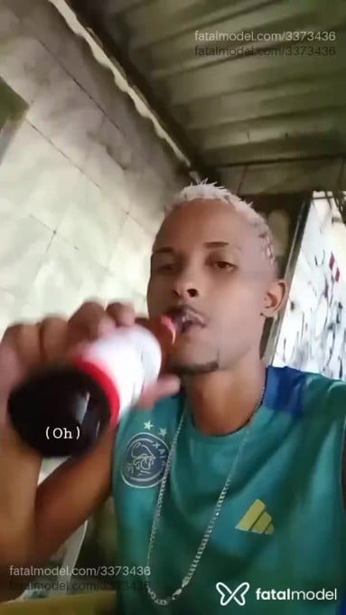 Acompanhante homem com cabelo castanho de olhos castanhos - Pretinho