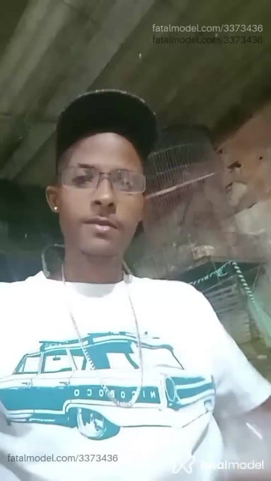 Acompanhante homem com cabelo castanho de olhos castanhos - Pretinho