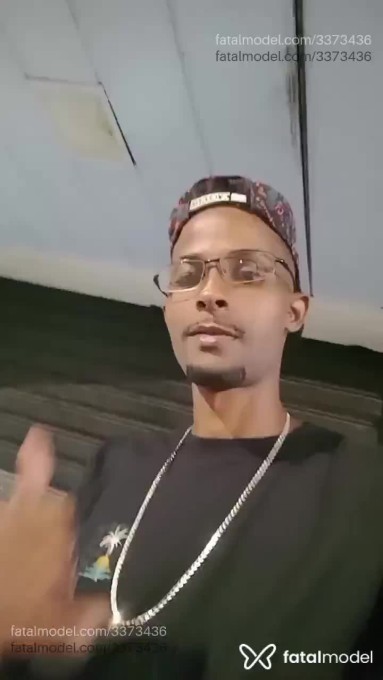 Acompanhante homem com cabelo castanho de olhos castanhos - Pretinho