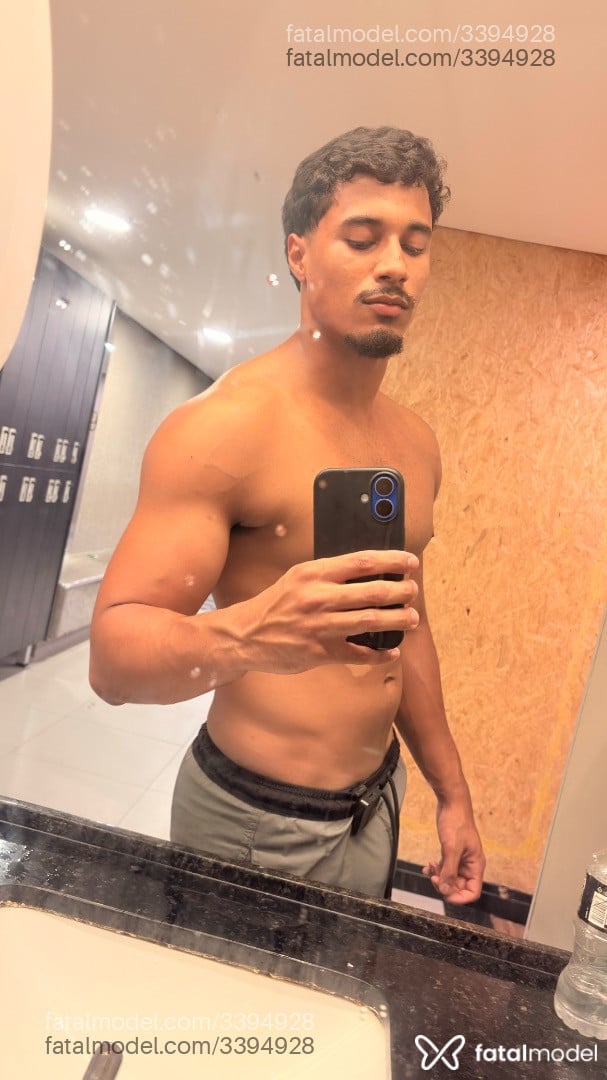 Acompanhante homem com cabelo castanho de olhos pretos em Aracaju - Arthur