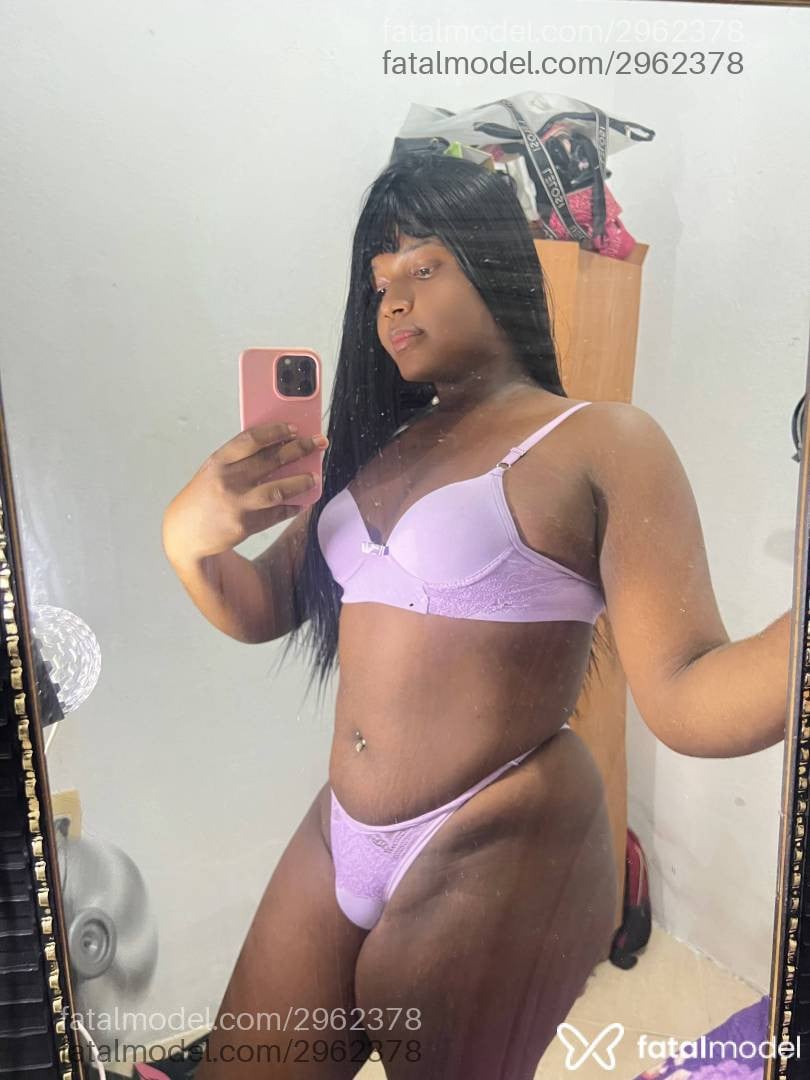 Acompanhante mulher trans morena (o) de olhos pretos - Indiaa
