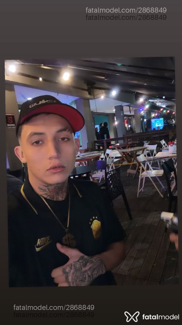Acompanhante homem com cabelo castanho de olhos verdes em Curitiba Acompanhante homem com cabelo castanho de olhos verdes em Curitiba - Bruno Dotad