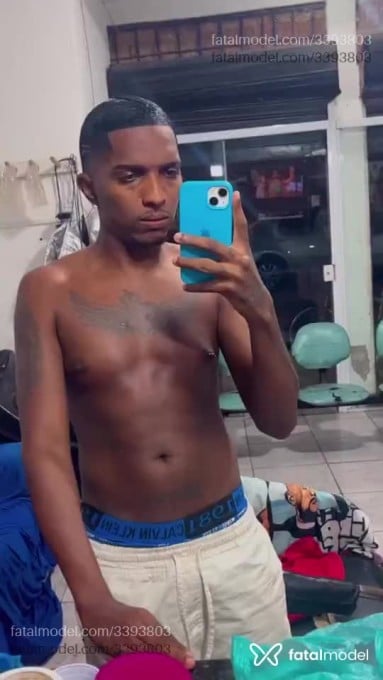 Acompanhante homem com cabelo castanho de olhos pretos - Wellington Santos