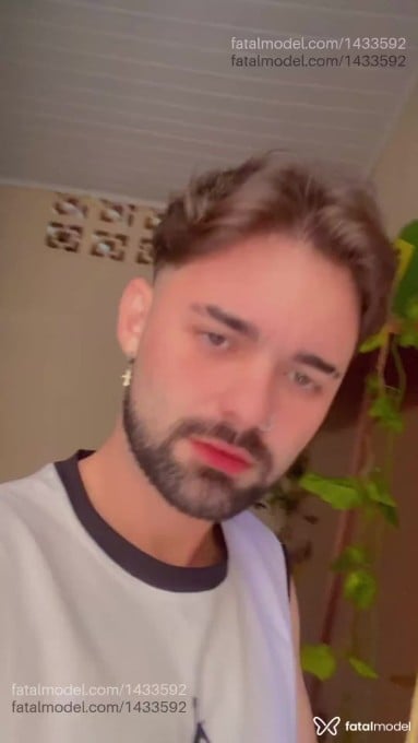 Acompanhante homem com cabelo castanho de olhos mel em Cabo Frio Acompanhante homem com cabelo castanho de olhos mel em Cabo Frio - Mineiro