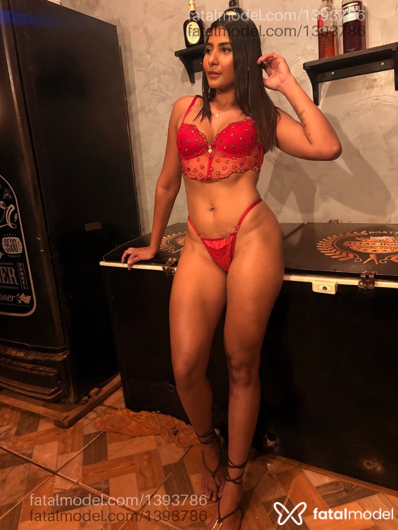 Acompanhante mulher com cabelo grisalho de olhos castanhos em Uruará - Valkiria