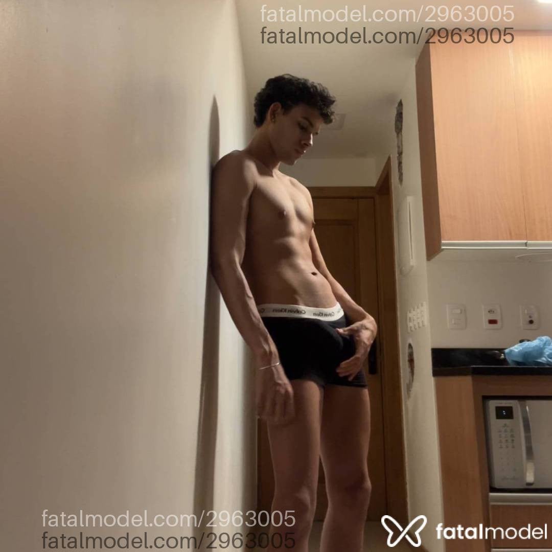 Acompanhante homem com cabelo castanho de olhos mel - Ruan