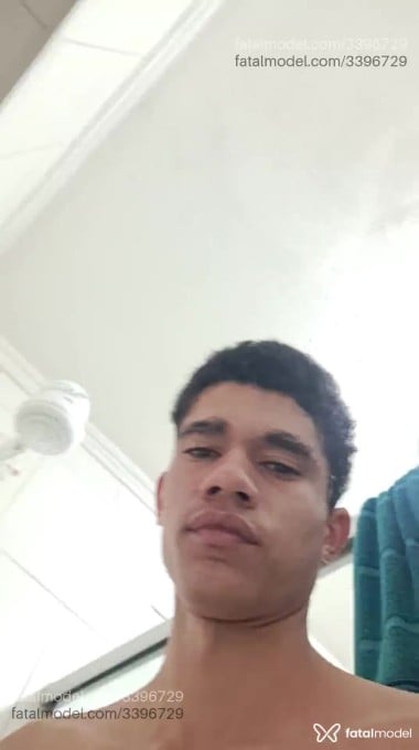 Acompanhante homem com cabelo castanho de olhos castanhos - Vitor Miguel Acompanhante homem com cabelo castanho de olhos castanhos - Vitor Miguel