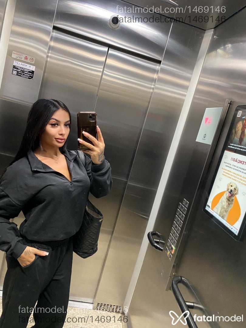 Acompanhante mulher com cabelo castanho de olhos mel - Nathi Acompanhante mulher com cabelo castanho de olhos mel - Nathi