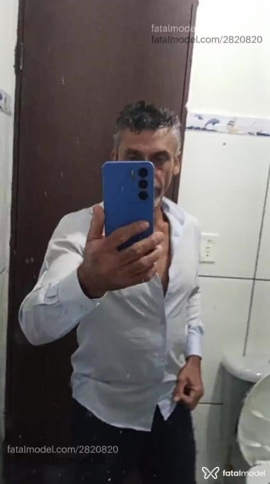Acompanhante homem com cabelo grisalho de olhos castanhos em Macaé Acompanhante homem com cabelo grisalho de olhos castanhos em Macaé - Rubens Adendo Mull
