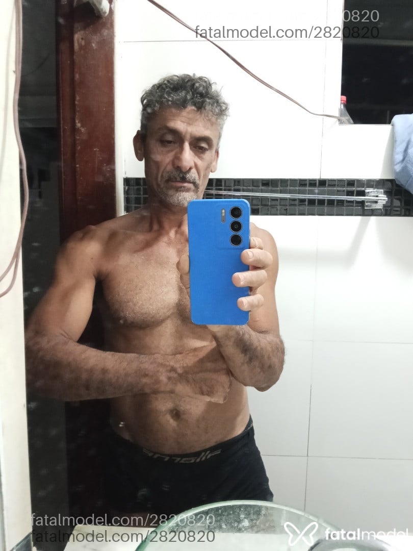 Acompanhante homem com cabelo grisalho de olhos castanhos em Macaé Acompanhante homem com cabelo grisalho de olhos castanhos em Macaé - Rubens Adendo Mull