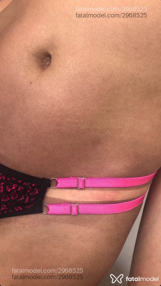 Acompanhante mulher com cabelo castanho de olhos mel - Tainá Acompanhante mulher com cabelo castanho de olhos mel - Tainá