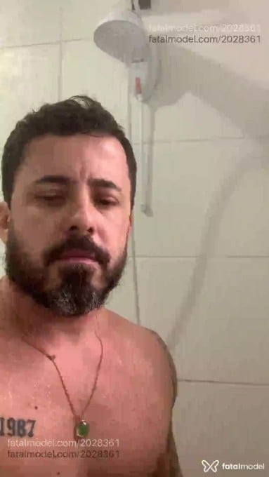 Acompanhante homem com cabelo castanho de olhos castanhos - Talles Acompanhante homem com cabelo castanho de olhos castanhos - Talles