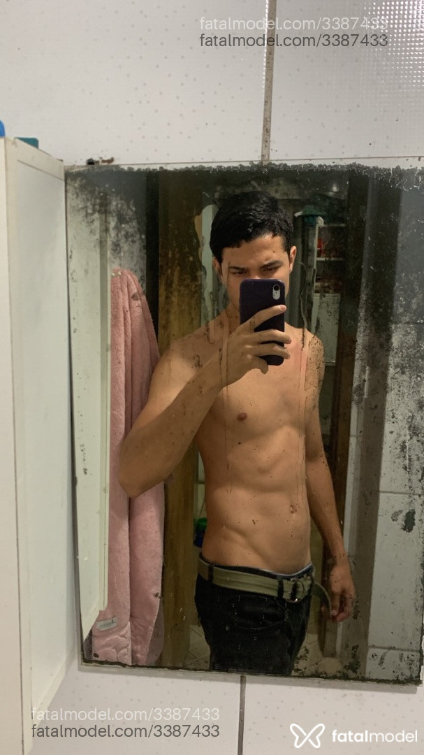 Acompanhante homem morena (o) de olhos castanhos - Deene
